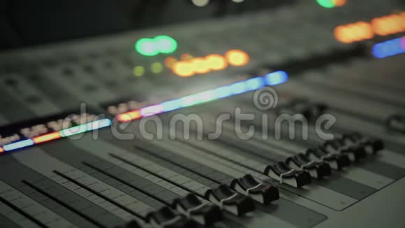 昂贵的音频混合控制台上的照明按钮调节旋钮和着色器视频的预览图