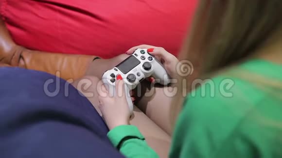 年轻女子按下游戏本上的按钮女士玩电子游戏玩家女孩视频的预览图