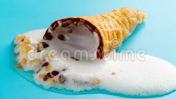 迷你白色冰淇淋锥在蓝色延时上的反向拍摄视频的预览图