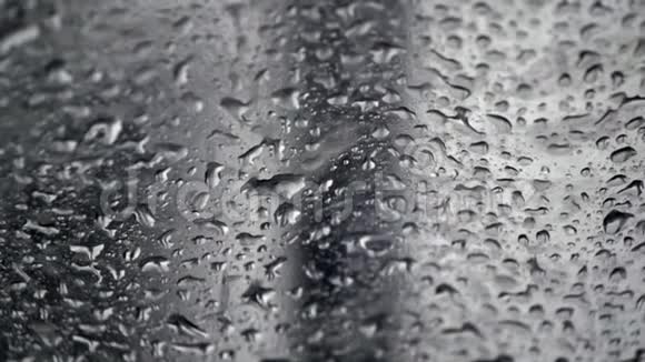 玻璃上的雨滴黑白背景慢动作视频的预览图