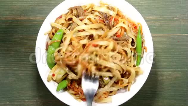 炒泰国牛肉和面条视频的预览图