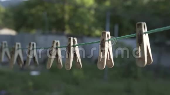 晾衣架挂在露天避暑别墅的绳子上视频的预览图
