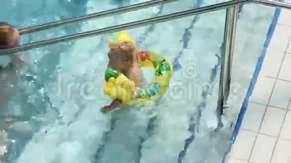 泳池里有水翼的小男孩视频的预览图