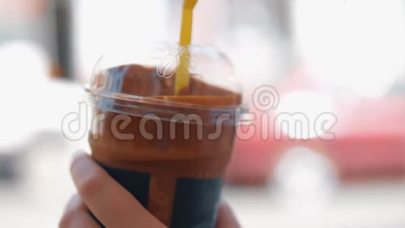 女人用吸管喝巧克力鸡尾酒视频的预览图