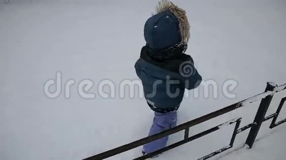 小男孩在雪地里奔跑视频的预览图