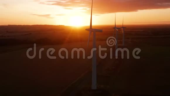 日出时风电场的鸟瞰图视频的预览图