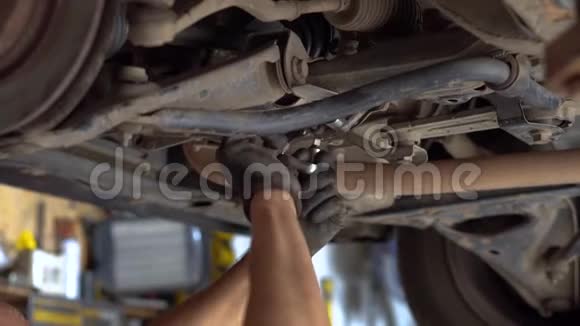 在汽车修理厂修理汽车的男机修工视频的预览图