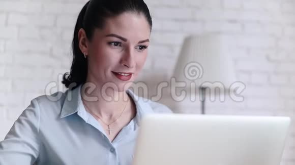 年轻的商务女性在办公桌后微笑视频的预览图