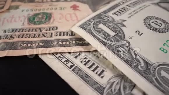 一张美元钞票在桌子上旋转视频的预览图