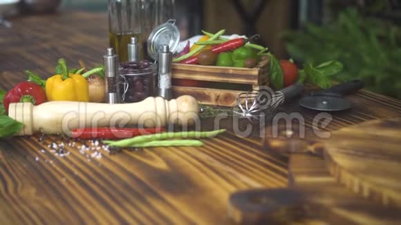 由五颜六色的蔬菜调味料和木桌上的草药组成的食物把新鲜的西红柿和胡椒盐视频的预览图