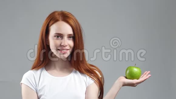 漂亮的红发女孩和绿苹果健康健身和饮食生活方式理念视频的预览图