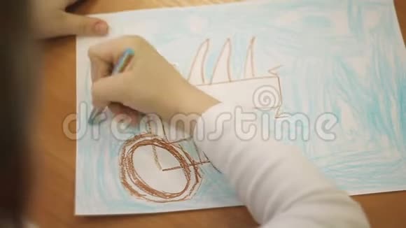 男孩用铅笔画汽车车轮视频的预览图