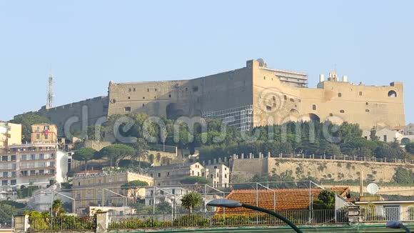 在那不勒斯的城堡圣艾尔莫和堤岸上的壮丽景色旅游序列视频的预览图