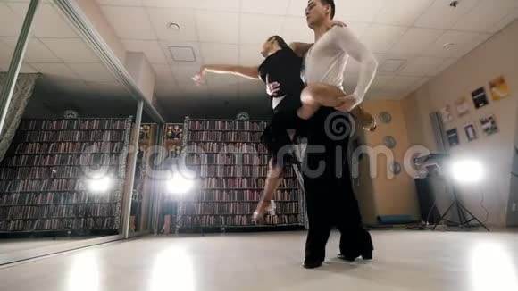 年轻男女穿着服装在工作室里跳舞练习拉丁美洲舞蹈动作缓慢视频的预览图