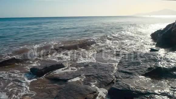 海浪在岩石上撞击和喷洒特内里费海滩慢动作视频的预览图