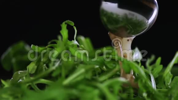 白色粘稠的酱汁倒在生菜叶子上视频的预览图