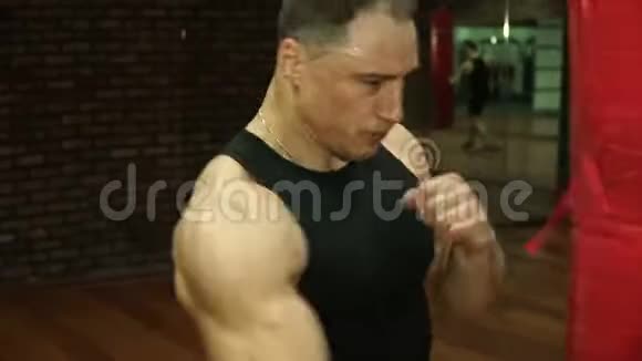 拳击手对一个拳击梨进行了一系列的打击视频的预览图
