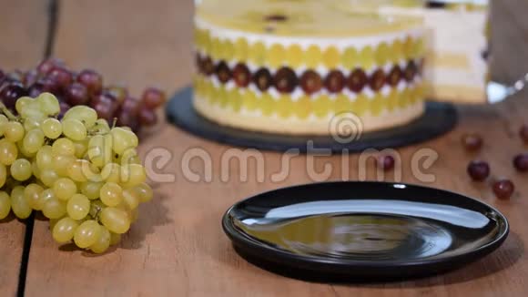 一块自制的带葡萄的摩丝蛋糕视频的预览图