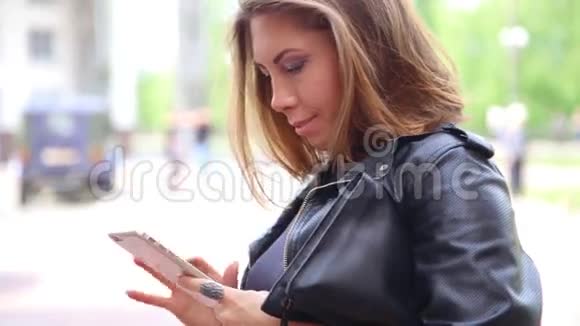街头使用iphone手机的白种人成年女性视频的预览图