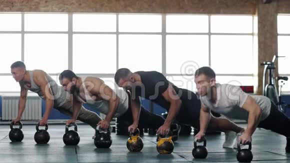 跨体健身馆男运动员多民族训练组视频的预览图