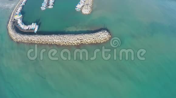 令人惊叹的空中无人机在拉纳卡市的码头上射击塞浦路斯度假视频的预览图