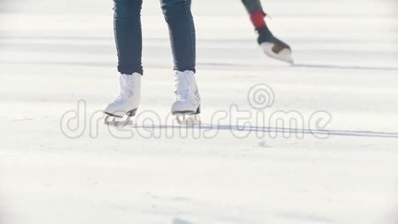在溜冰场溜冰的花样滑冰女孩的腿特写视频的预览图