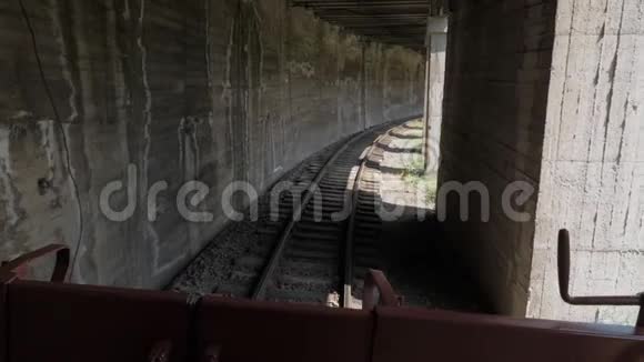 复古火车在隧道中移动格鲁吉亚巴库里亚尼视频的预览图