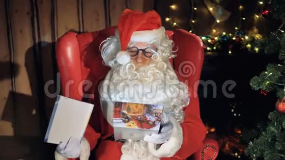 圣诞老人把包裹好的普雷斯特网放进圣诞礼品盒里4K视频的预览图
