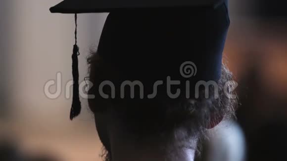 穿着灰泥板看毕业典礼的帅哥大学视频的预览图