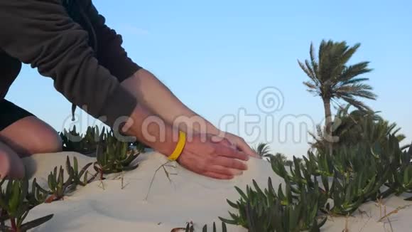 手里拿着沙子的人吹着风擦着手视频的预览图