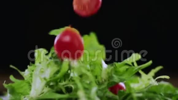 切好的西红柿掉在青菜上视频的预览图