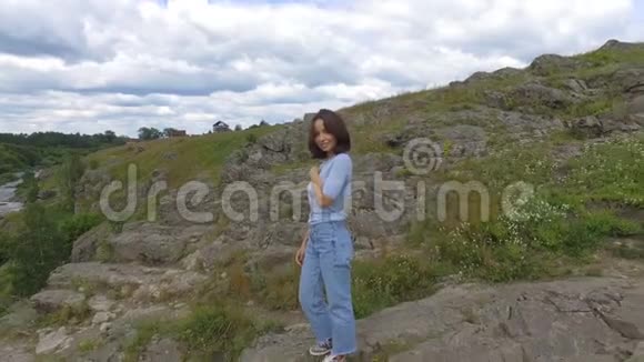 女孩在岩石上摆出性感的姿势视频的预览图