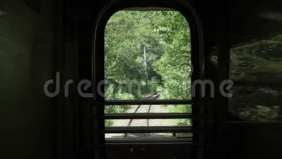 从复古火车的最后一辆货车的窗户看乔治亚视频的预览图