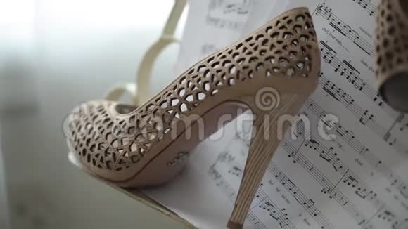 新娘婚礼漂亮的鞋子音乐笔记在纸豪华跟特写视频的预览图