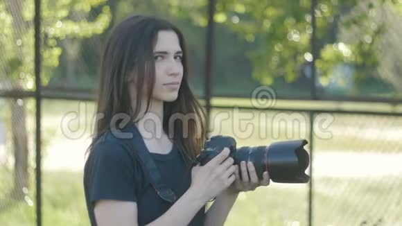 女摄影师在公园拍照的肖像视频的预览图