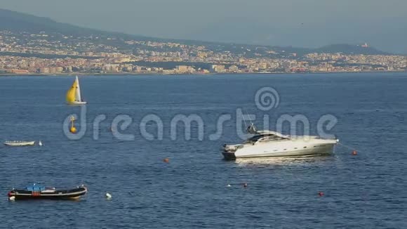 美丽的白色游艇漂浮在意大利那不勒斯海湾奢侈爱好旅游视频的预览图