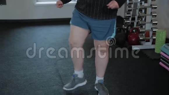 超重成年男子在健身房热身视频的预览图