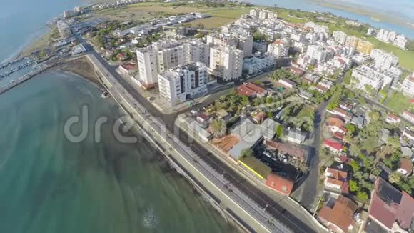 令人震惊的无人机在拉纳卡市的堤坝上射击塞浦路斯的旅游业视频的预览图
