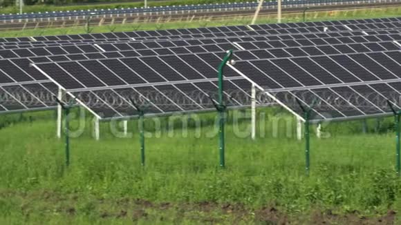 道路附近山区的太阳能电池板用铁丝网围着栅栏现代技术视频的预览图