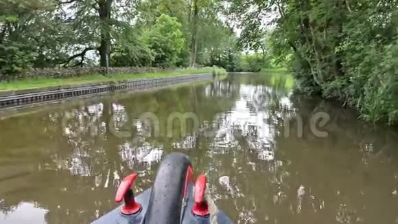 在英国乡村的运河上行驶的窄船视频的预览图