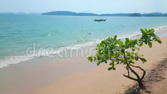 泰国克拉比澳昂海滩的温和潮视频的预览图