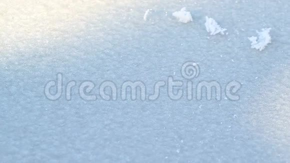 冰字写在冰冷的窗户上视频的预览图
