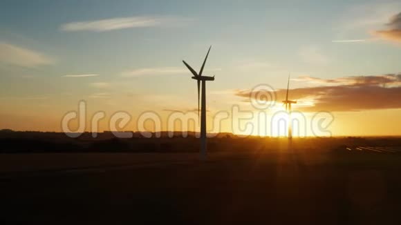日出时风电场的鸟瞰图视频的预览图