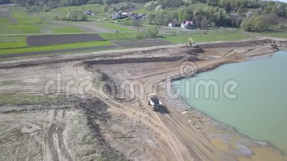 波兰维斯洛克河2018年5月2日一辆自卸卡车装载土壤河碎石采石场土地工程纳图的提取视频的预览图
