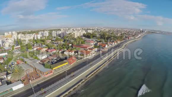 塞浦路斯拉纳卡市凉爽的空中拍摄美丽的风景视频的预览图