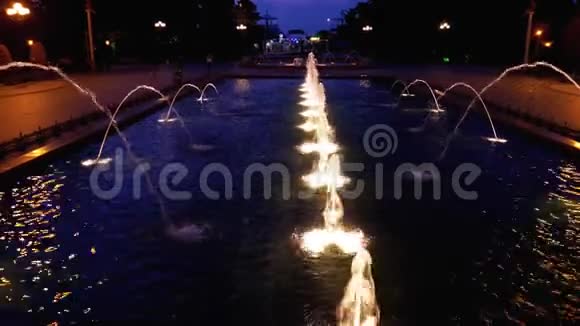 晚上在巴统堤岸唱歌喷泉公园里的许多喷泉都有彩色照明格鲁吉亚视频的预览图