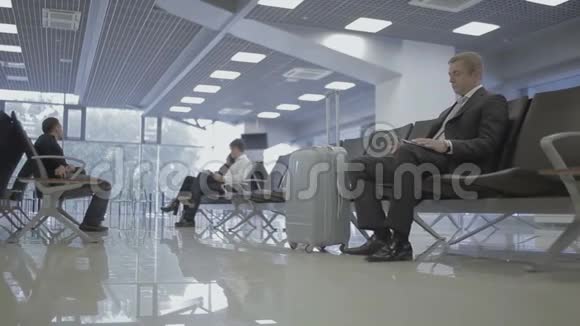 旅客在机场大厅等候登机视频的预览图
