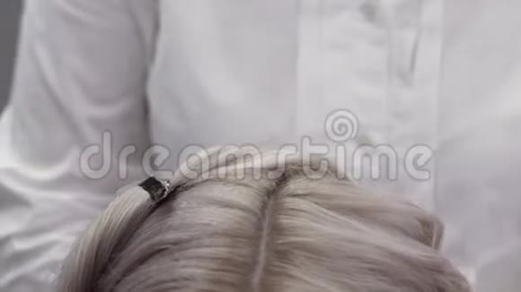 美发师的双手凸显发型视频的预览图