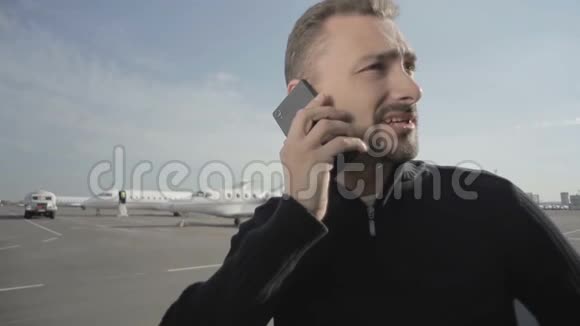商人在机场电话交谈的肖像视频的预览图