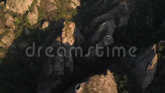 在佐治亚州用古老的小堡垒飞过尖锐的岩石视频的预览图